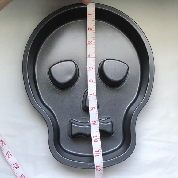 Wilton Halloween skull cake pan - Picture 4 of 5